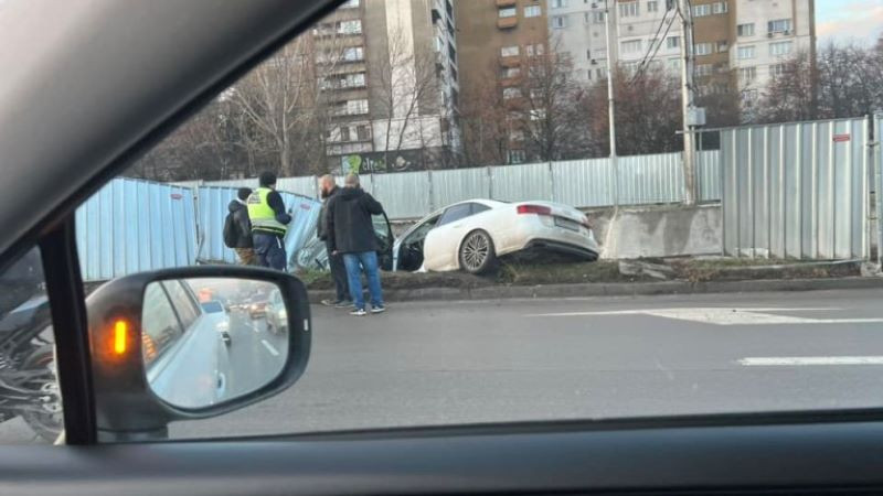 Автомобил хлътна в изкоп на метрото в София